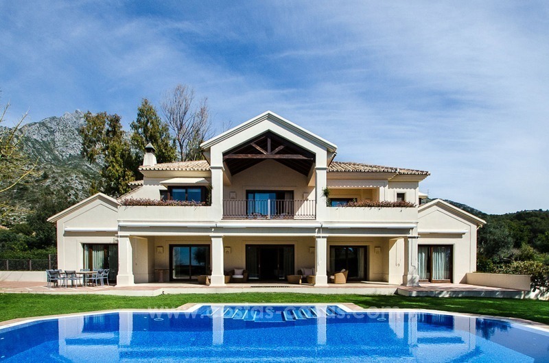 Luxe villa te koop in een moderne Andalusische stijl, op de Golden Mile te Marbella