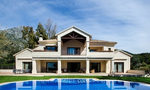 Luxe villa te koop in een moderne Andalusische stijl, op de Golden Mile te Marbella 