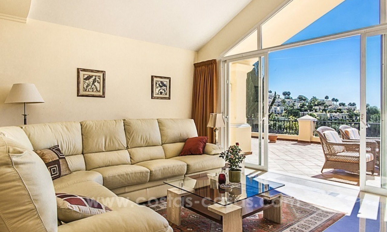 Ruime luxe eerstelijn golf villa te koop in Nueva Andalucia, Marbella 18