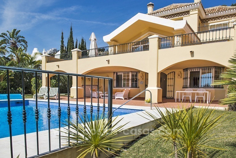 Ruime luxe eerstelijn golf villa te koop in Nueva Andalucia, Marbella