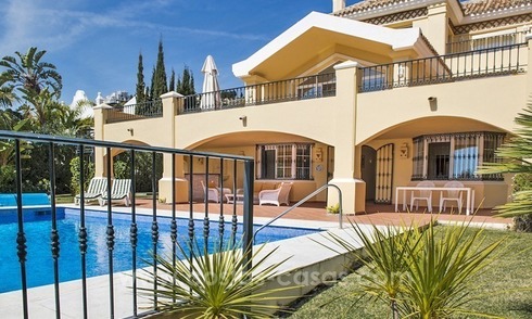 Ruime luxe eerstelijn golf villa te koop in Nueva Andalucia, Marbella 