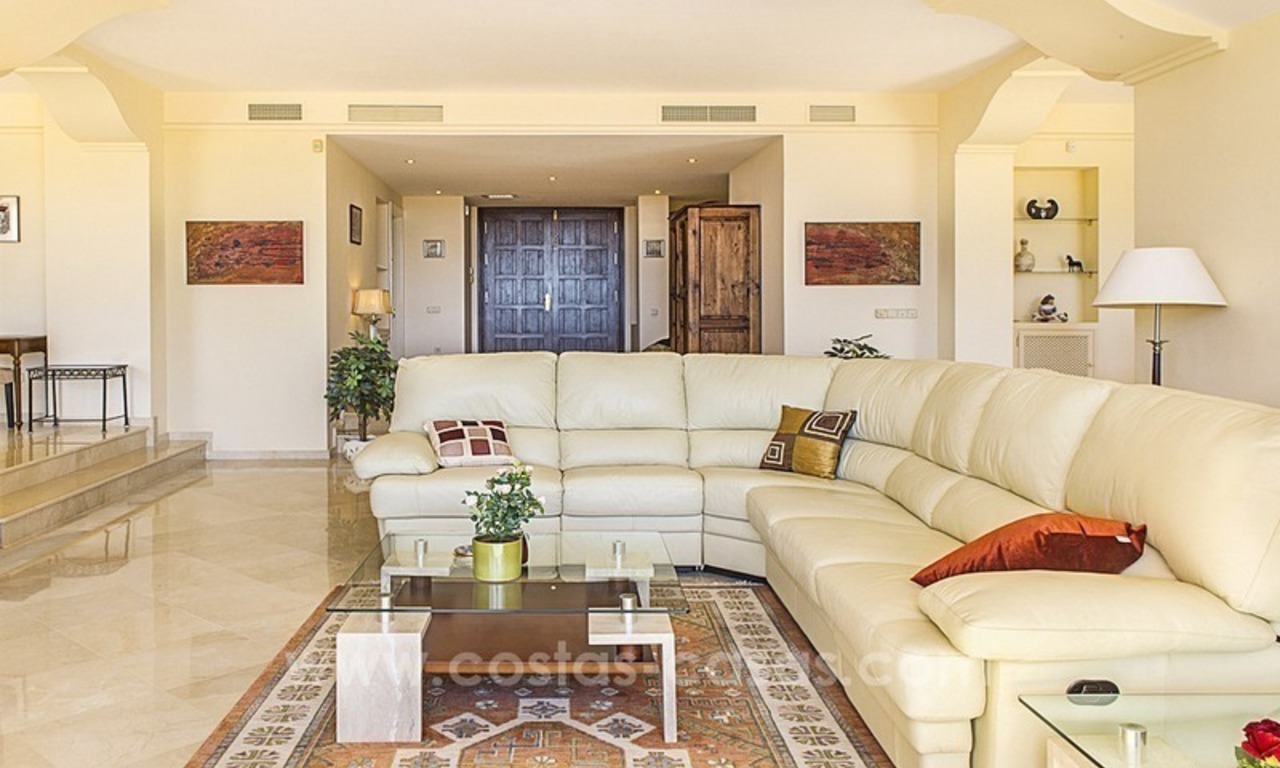 Ruime luxe eerstelijn golf villa te koop in Nueva Andalucia, Marbella 12