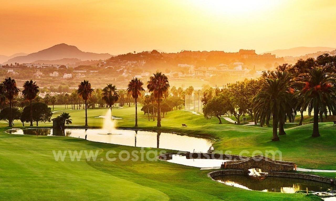 Nieuwe hedendaagse luxe eerstelijn golf villa te koop in Nueva Andalucia, Marbella 31