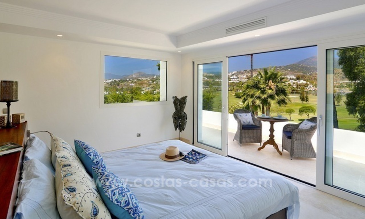 Nieuwe hedendaagse luxe eerstelijn golf villa te koop in Nueva Andalucia, Marbella 13