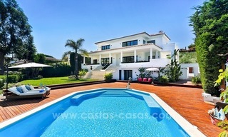 Nieuwe hedendaagse luxe eerstelijn golf villa te koop in Nueva Andalucia, Marbella 1