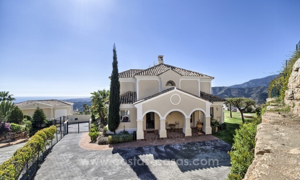 Luxe villa te koop met adembenemend zeezicht, boven de Golden Mile te Marbella 0