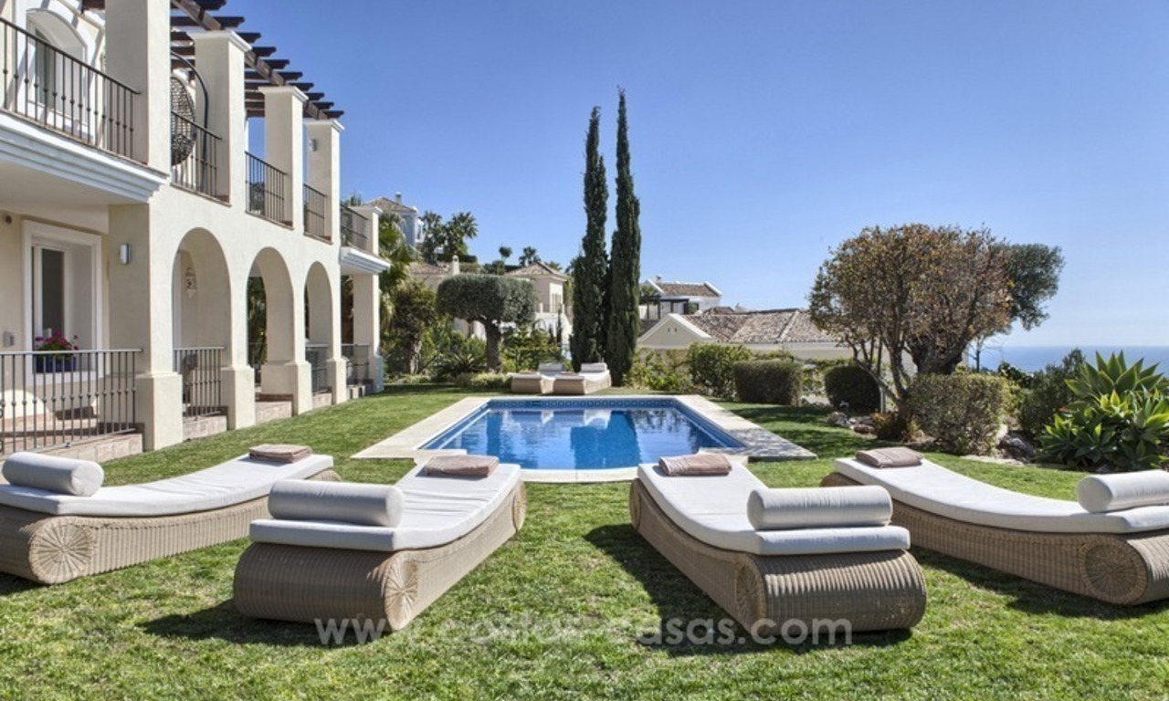 Luxe villa te koop met adembenemend zeezicht, boven de Golden Mile te Marbella 1