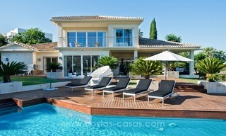 Eigentijdse gerenoveerde eerstelijn golf villa te koop in Nueva Andalucia, Marbella 2