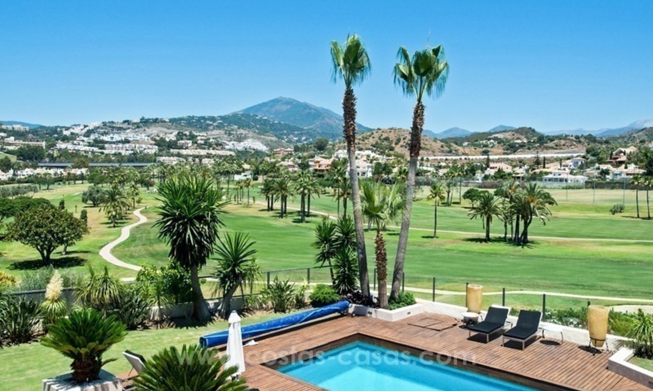 Eigentijdse gerenoveerde eerstelijn golf villa te koop in Nueva Andalucia, Marbella 0