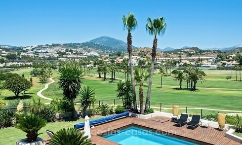 Eigentijdse gerenoveerde eerstelijn golf villa te koop in Nueva Andalucia, Marbella 