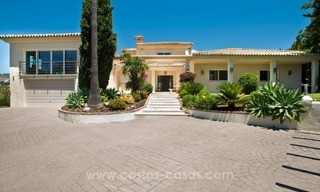 Eigentijdse gerenoveerde eerstelijn golf villa te koop in Nueva Andalucia, Marbella 6