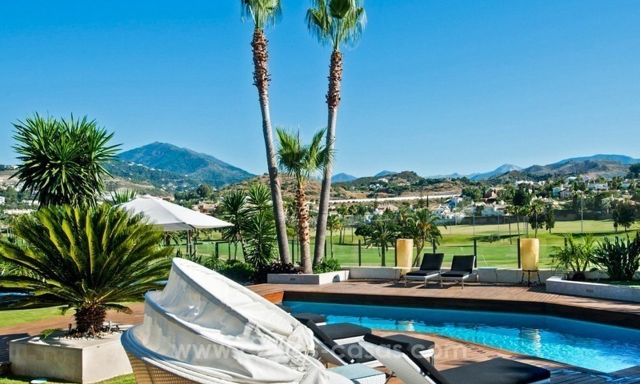 Eigentijdse gerenoveerde eerstelijn golf villa te koop in Nueva Andalucia, Marbella 4