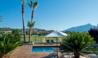 Eigentijdse gerenoveerde eerstelijn golf villa te koop in Nueva Andalucia, Marbella 7