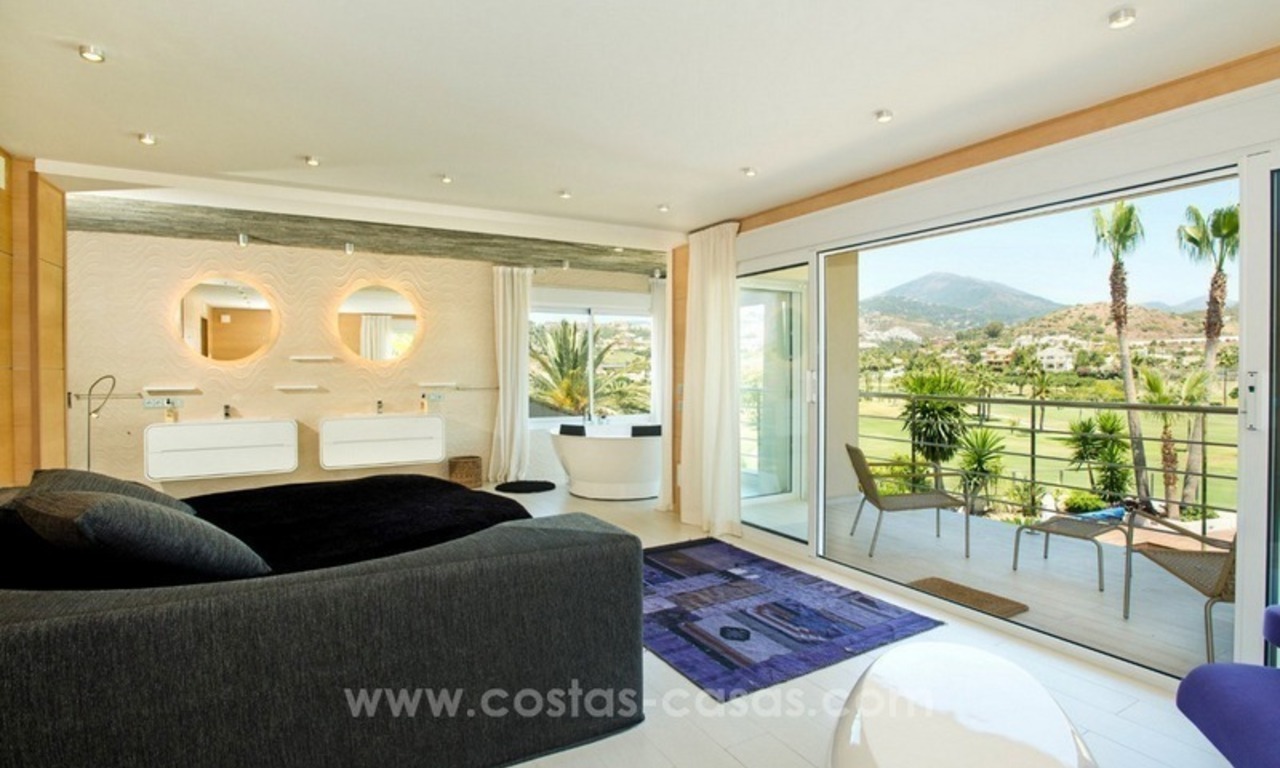 Eigentijdse gerenoveerde eerstelijn golf villa te koop in Nueva Andalucia, Marbella 14