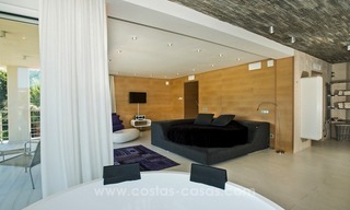 Eigentijdse gerenoveerde eerstelijn golf villa te koop in Nueva Andalucia, Marbella 16