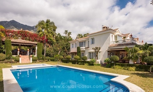 Te koop in Sierra Blanca, Golden Mile, Marbella: Elegante luxe villa in traditionele stijl 