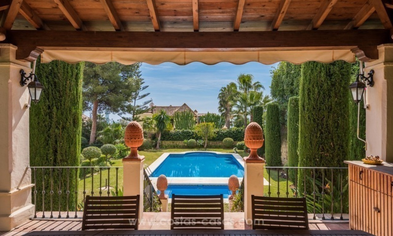 Te koop in Sierra Blanca, Golden Mile, Marbella: Elegante luxe villa in traditionele stijl 4