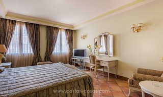 Te koop in Sierra Blanca, Golden Mile, Marbella: Elegante luxe villa in traditionele stijl 11