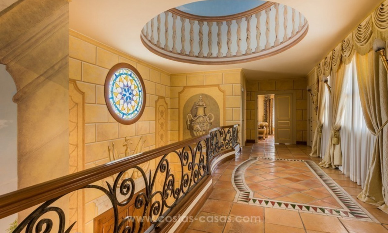 Te koop in Sierra Blanca, Golden Mile, Marbella: Elegante luxe villa in traditionele stijl 14