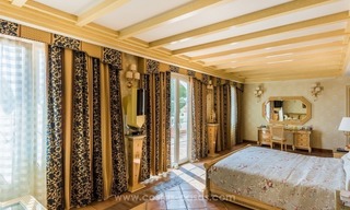 Te koop in Sierra Blanca, Golden Mile, Marbella: Elegante luxe villa in traditionele stijl 12
