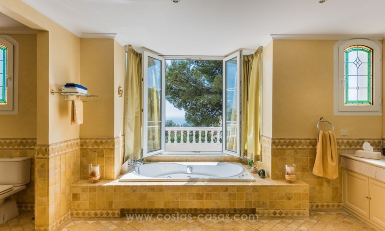 Te koop in Sierra Blanca, Golden Mile, Marbella: Elegante luxe villa in traditionele stijl 13