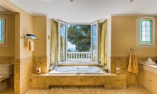 Te koop in Sierra Blanca, Golden Mile, Marbella: Elegante luxe villa in traditionele stijl 13