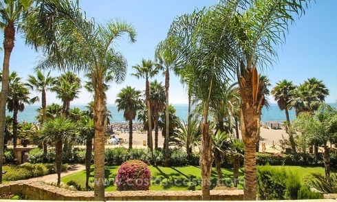 Eerstelijn strand appartement met zeezicht te koop op de Golden Mile, Marbella 