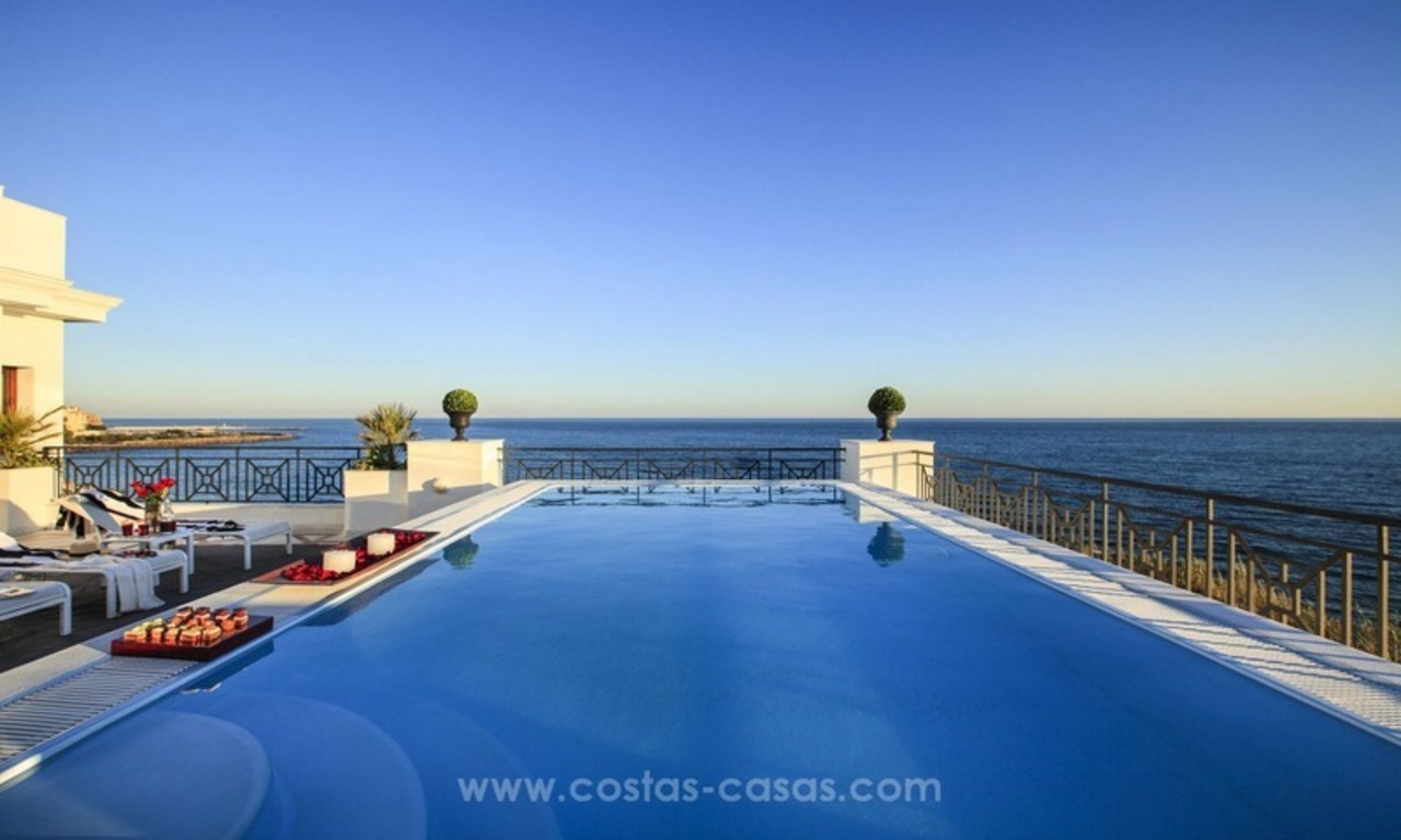 Estepona te koop: Beachfont luxe appartementen, Estepona, Costa del Sol 1
