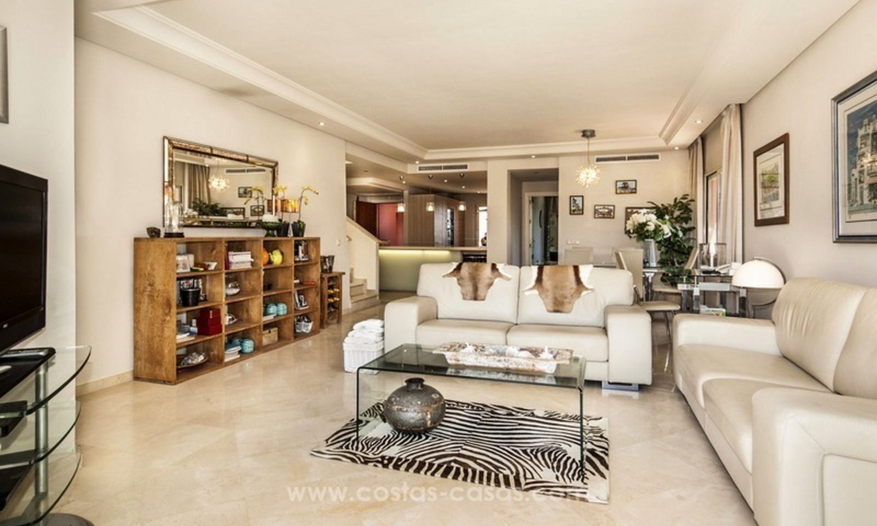 Luxe eerstelijnstrand penthouse appartement te koop op de New Golden Mile tussen Marbella en Estepona 25