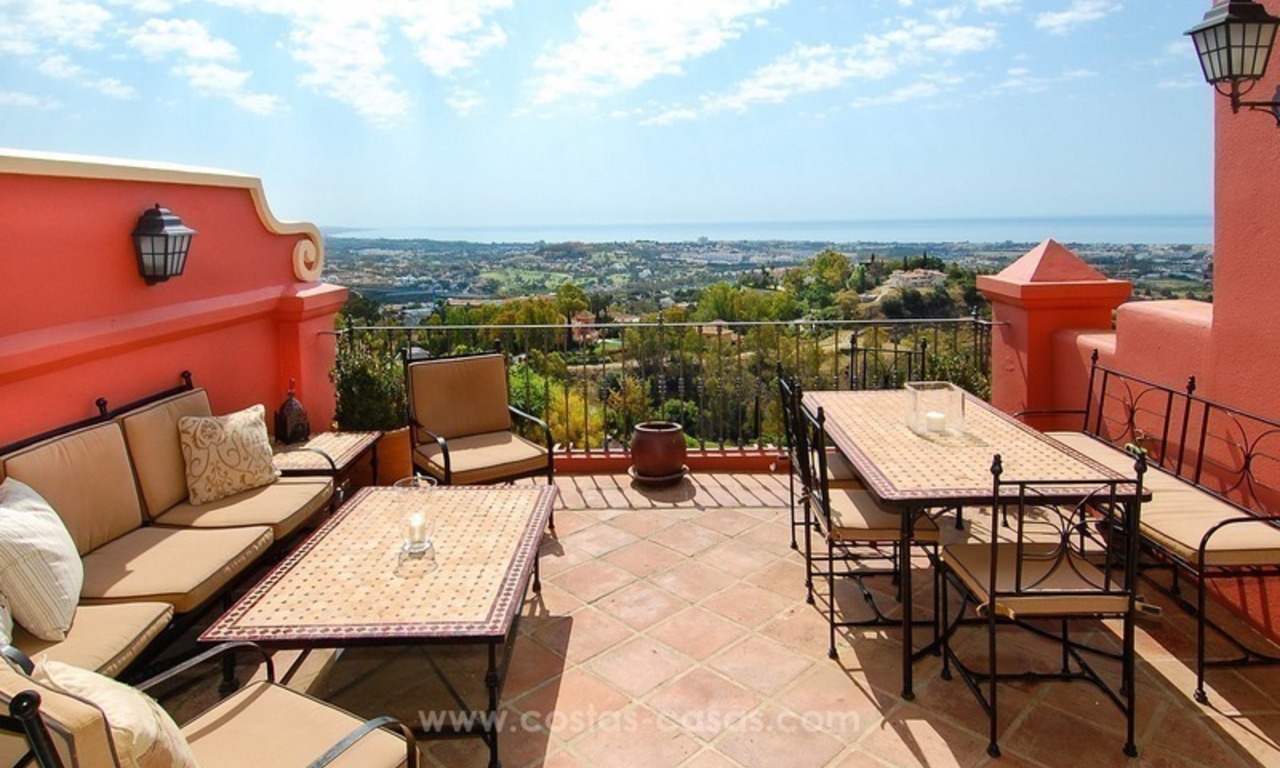 Te koop in Marbella – Benahavis: Penthouse Appartement met 3 slaapkamers en panoramisch zeezicht 0