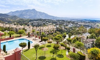 Te koop in Marbella – Benahavis: Penthouse Appartement met 3 slaapkamers en panoramisch zeezicht 1