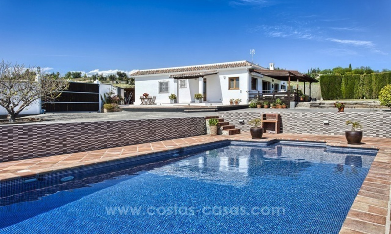 Stijlvol gerenoveerde villa – finca te koop in Estepona, Costa del Sol 0