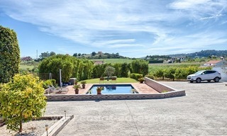 Stijlvol gerenoveerde villa – finca te koop in Estepona, Costa del Sol 3