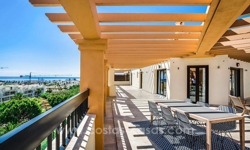 Ruim hoek penthouse te koop met zee- en bergzicht in San Pedro Marbella 