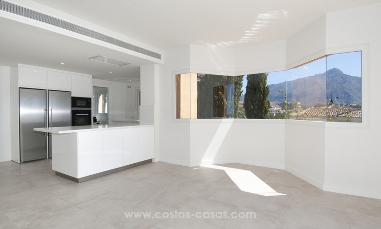 Marbella – Nueva Andalucia Te Koop: Prachtig en volledig gerenoveerd riant Appartement in een zeer gegeerd complex 11