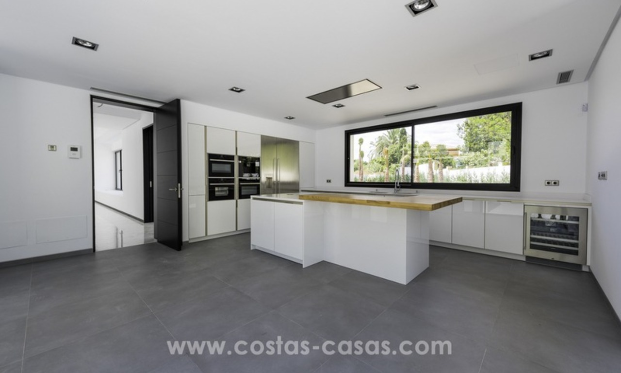 Nieuwe en moderne villa te koop nabij het strand in Marbella 11