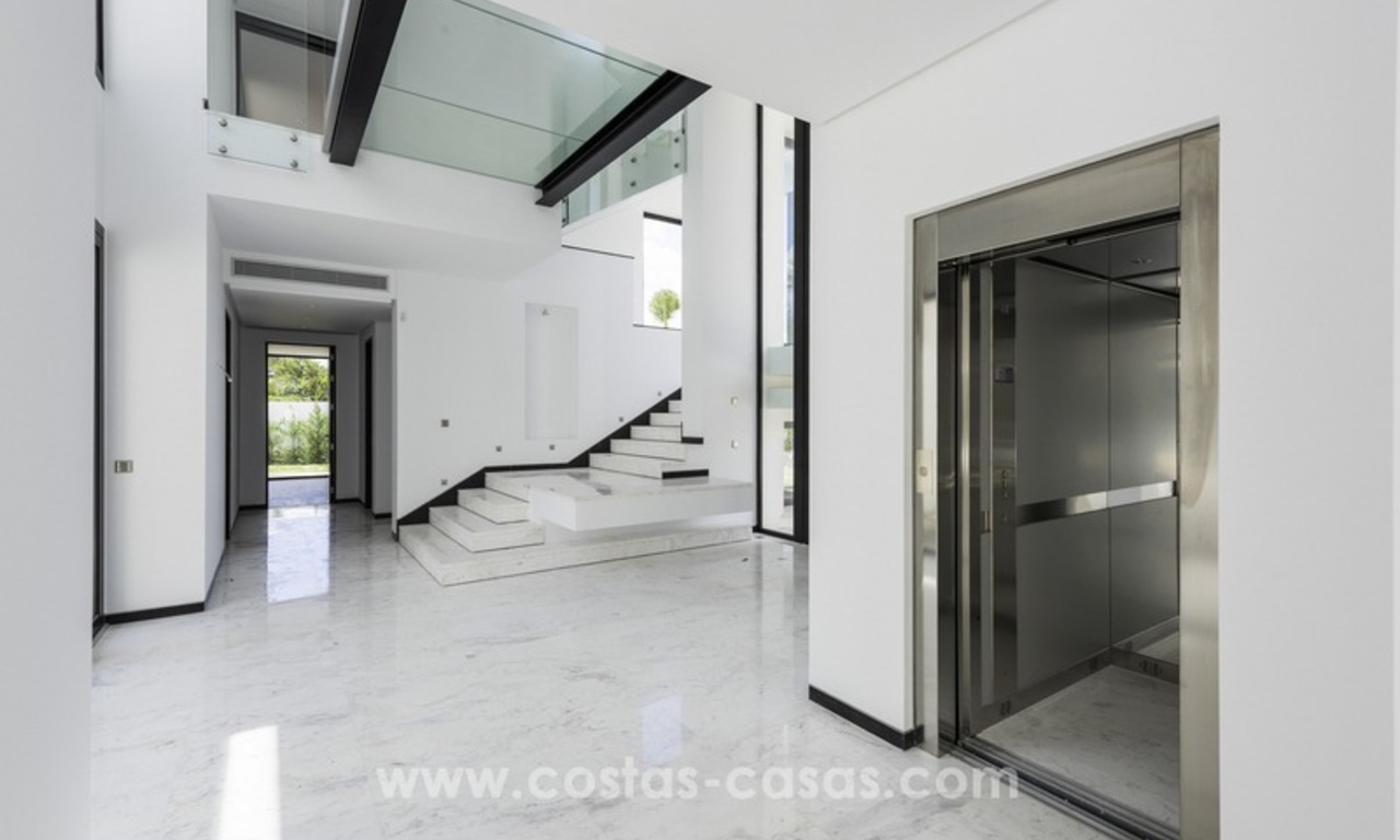 Nieuwe en moderne villa te koop nabij het strand in Marbella 7