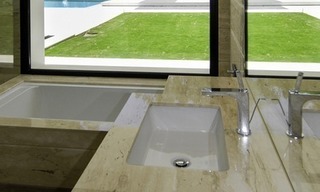 Nieuwe en moderne villa te koop nabij het strand in Marbella 15