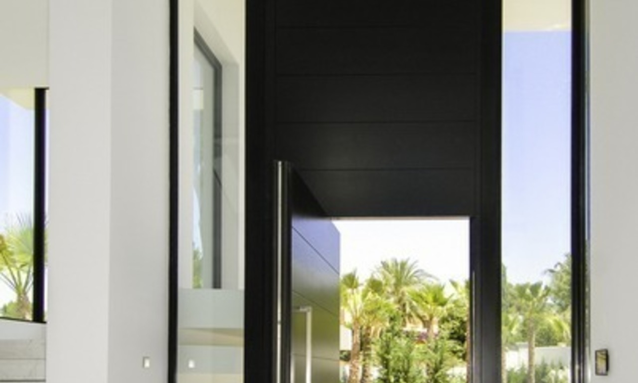 Nieuwe en moderne villa te koop nabij het strand in Marbella 9