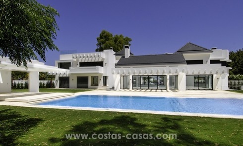 Nieuwe en moderne villa te koop nabij het strand in Marbella 