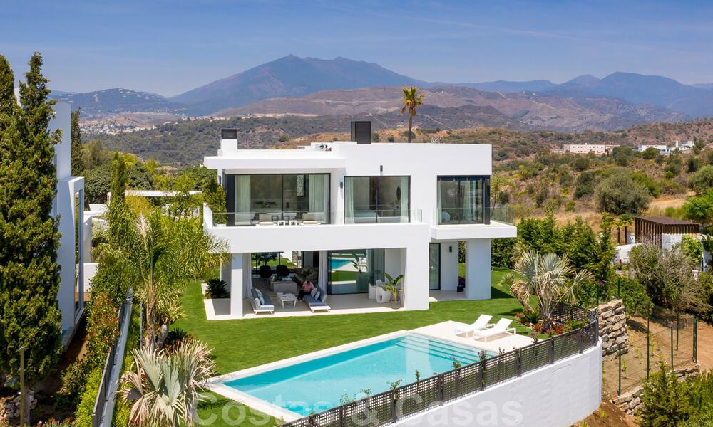 VERKOCHT. Opportuniteit! Laatste villa! Nieuwe moderne villa te koop aan de Golden Mile in Marbella. In een gated en beveiligd complex. Hoge korting! 30186