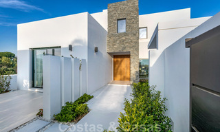 VERKOCHT. Opportuniteit! Laatste villa! Nieuwe moderne villa te koop aan de Golden Mile in Marbella. In een gated en beveiligd complex. Hoge korting! 30190 