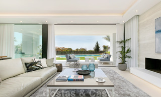VERKOCHT. Opportuniteit! Laatste villa! Nieuwe moderne villa te koop aan de Golden Mile in Marbella. In een gated en beveiligd complex. Hoge korting! 30216 
