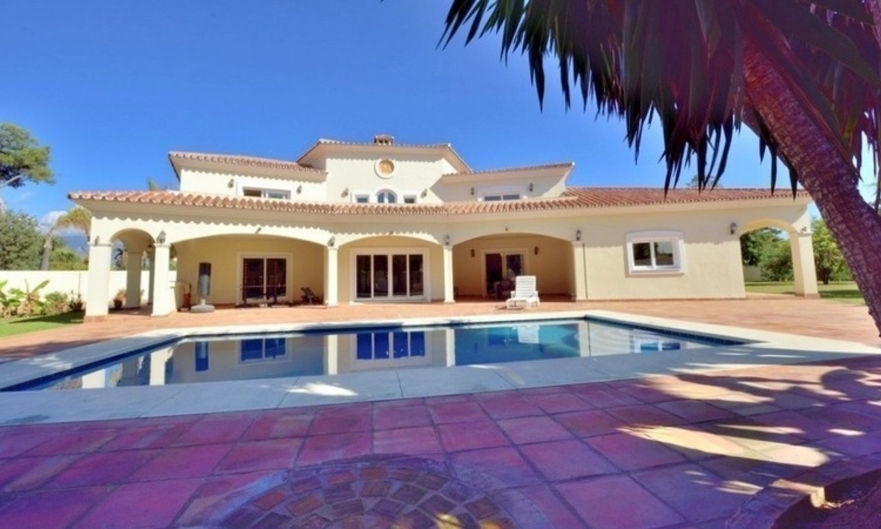Luxe villa te koop vlakbij het strand in Marbella - Estepona 1