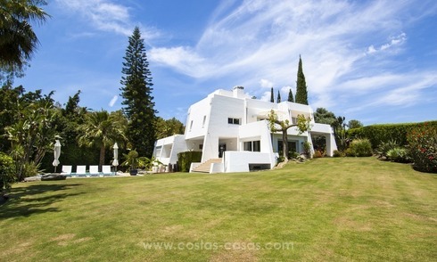 Eerstelijn golf design villa te koop in Nueva Andalucia, Marbella 
