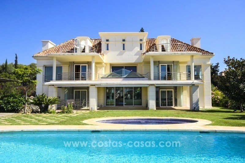 Beachside villa te koop - Marbella oost - Costa del Sol