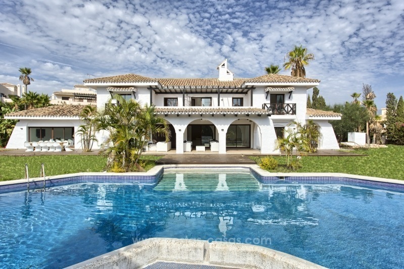 Villa te koop in een moderne andalusische stijl in Nueva Andalucia te Marbella