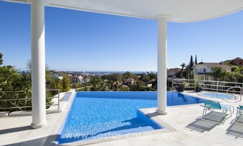 Moderne villa te koop met prachtig zeezicht op een golfresort in een chique wijk van Nueva Andalucía, Marbella 