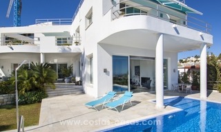 Moderne villa te koop met prachtig zeezicht op een golfresort in een chique wijk van Nueva Andalucía, Marbella 3