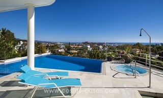 Moderne villa te koop met prachtig zeezicht op een golfresort in een chique wijk van Nueva Andalucía, Marbella 5